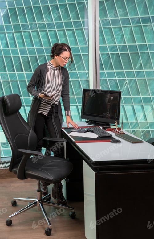 Preview: Portrait Of Girl Office Worker In Skyscraper Interior