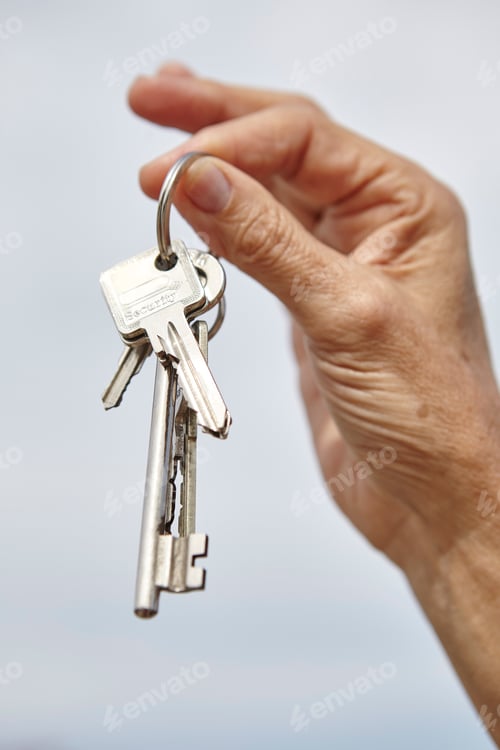 Preview: Womans hand holding bunch of keys