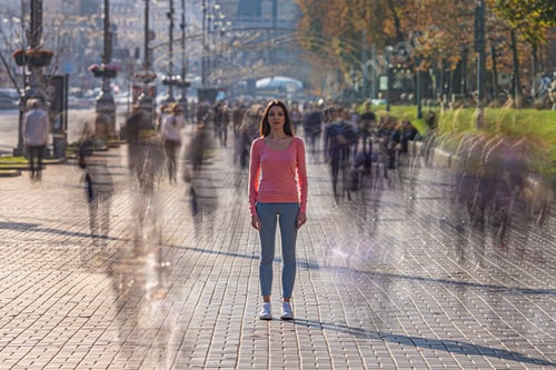 Preview: The young woman stands in crowdy flow