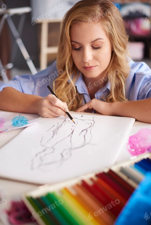 Preview: Focus woman on her new projects