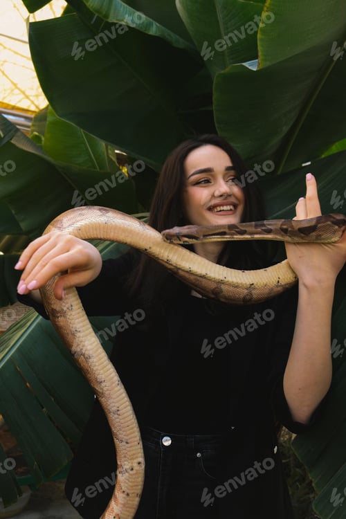 Vista previa: Una joven emocional con su mascota