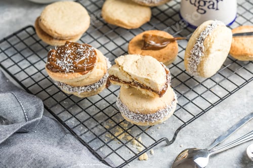 Preview: Alfajores: Traditional Peruvian cookies filled with caramel