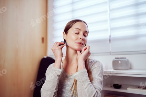 Preview: woman massaging her neck and face with manual quartz massager
