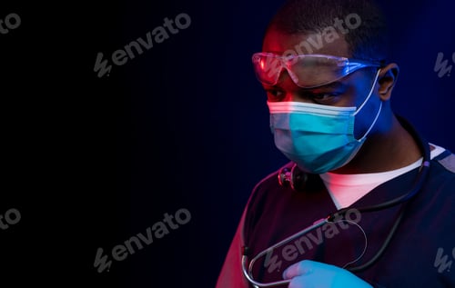 Vista previa: Médico con máscara quirúrgica azul y estetoscopio