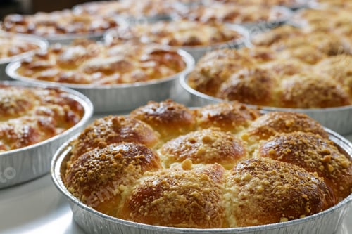 Preview: Sweet roll buns made from yeast and contain a streusel crumb topping.
