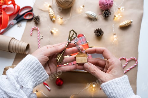 Preview: Key to house with keychain on cozy home in gift box with Christmas decor