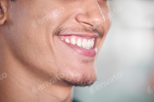 Visualização: Sorriso, atendimento odontológico e dentes limpos de um homem para higiene, higiene e rotina sanitária. Feliz,