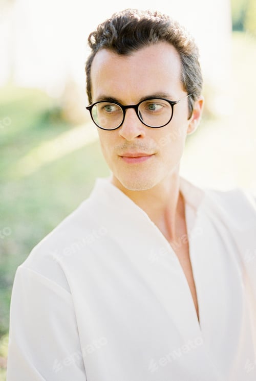 Preview: Portrait in profile of a man in a white shirt