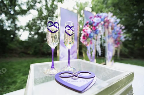 Preview: Wedding glasses with champagne on the table