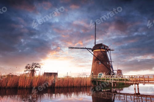 Preview: The road leading to the Dutch windmills from the canal