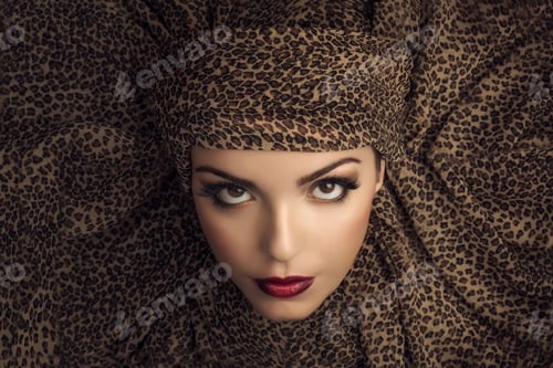 Vista previa: Woman wrapped in lion skin and piercing eyes