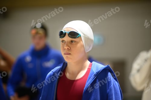 Preview: Swimmer girl portrait in goggles and swimming cap in the pool