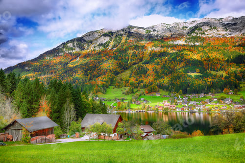 Preview: Idyllic autumn scene in Grundlsee lake