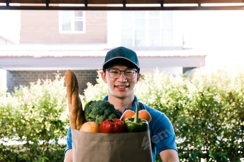 Preview: The food delivery staff of the restaurant submit the bags to the customers.