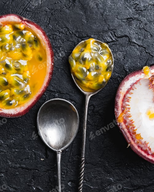 Preview: Slised passion fruit with silver spoons