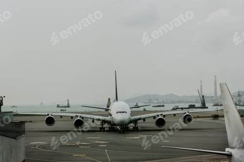 Preview: Airplane at the tarmac