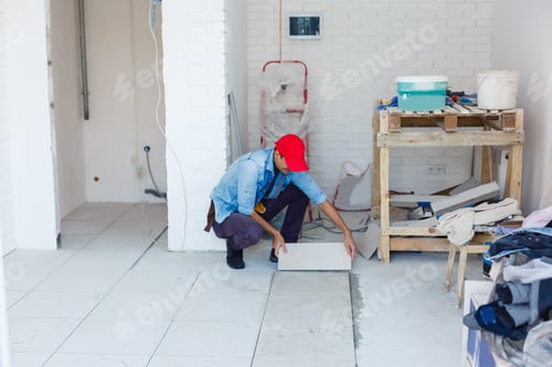 Preview: The master puts ceramic tiles on the floor