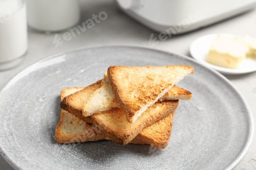 Preview: Plate with toasted bread on table, closeup