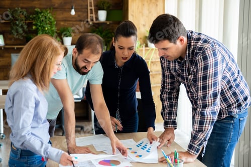 Preview: Employees discuss the latest changes in the project