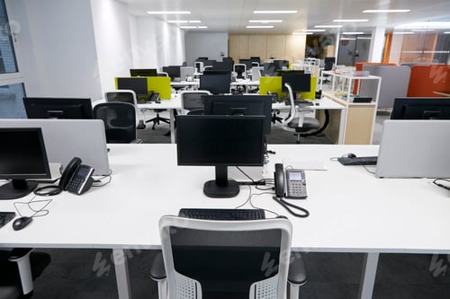 Vorschau: Arbeitsplatz in einem leeren Großraumbüro