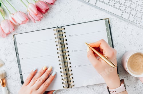 Preview: Feminine workspace for online work