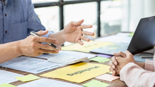 Preview: The meeting room for startup companies, the marketing department has a meeting to plan marketing.