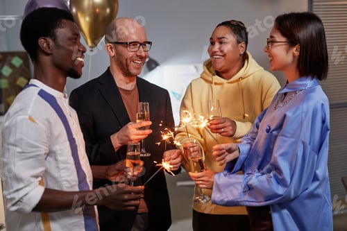 Visualização: Colegas comemorando aniversário no escritório