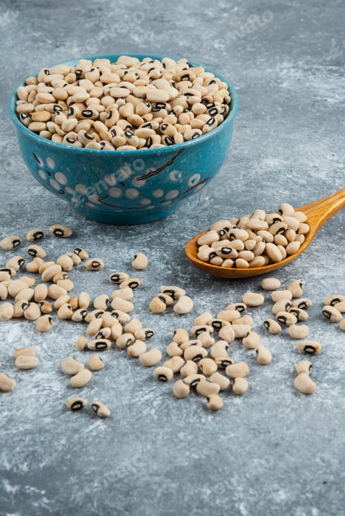 Preview: White kidney beans in blue bowl with wooden spoon