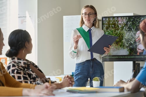 Vista previa: Profesor de inglés explicando el tema a los estudiantes
