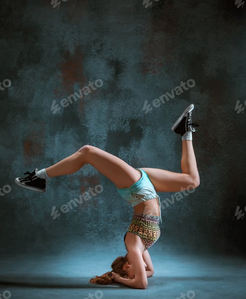 Preview: Attractive girl dancing twerk in the studio