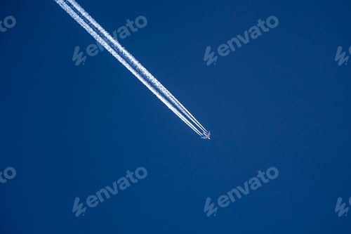 Preview: Photo of a plane with condensation tracks