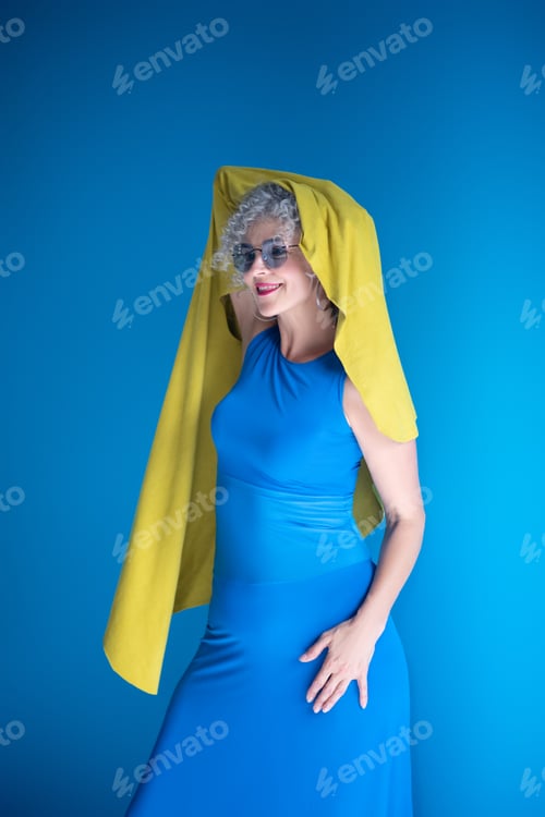 Preview: Mature experienced female photo model promoting clothes