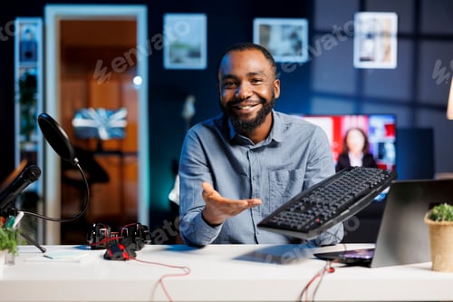 Preview: Media star reviews keyboard for fans