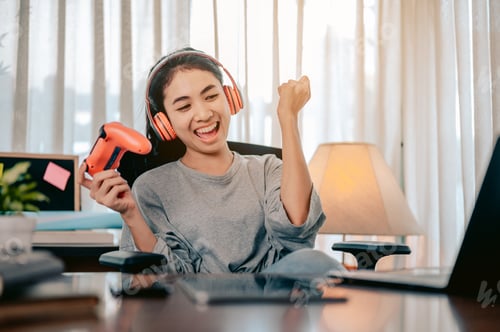 Visualização: Garota alegre mostrando gestos de sucesso, comemoração de gestos, videogame online ganhando