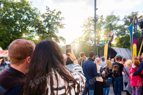 Visualização: Casal tirando selfie durante o festival