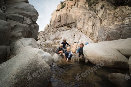 Vorschau: Kinder spielen auf Felsen im Fluss, Lake Arrowhead, Kalifornien, USA