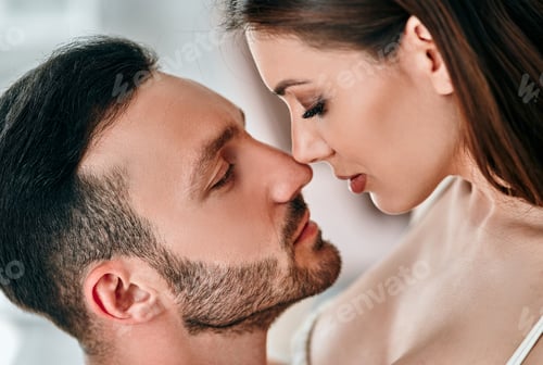 Vorschau: Der schöne Mann und die schöne Frau küssen sich.