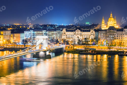 Preview: Beautiful shot of the Hungarian Parliament Building and other buildings on the Danube shore