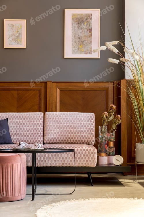 Vorschau: Stilvolles Interieur des Wohnzimmers mit rosafarbenem Samtsofa.