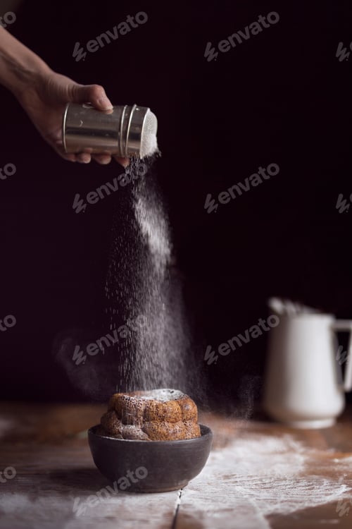 Preview: Sprinkling cake with sugar