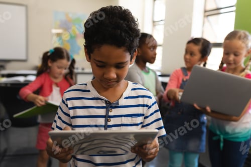 Visualização: Estudante estudando em tablet digital na sala de aula do ensino fundamental