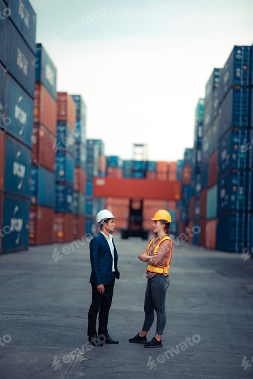 Preview: Executives and chief engineers are currently inspecting work in the international shipping depots