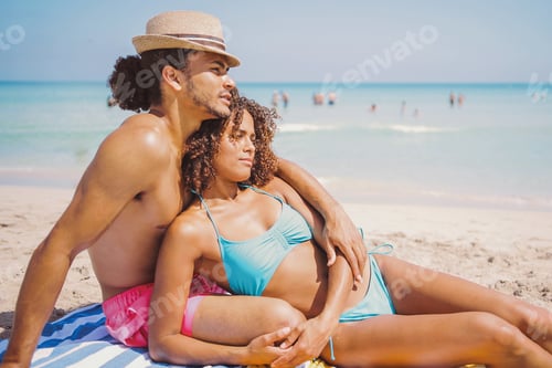 Vista previa: Couple resting on beach