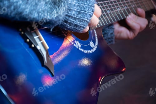 Preview: Woman playing the guitar