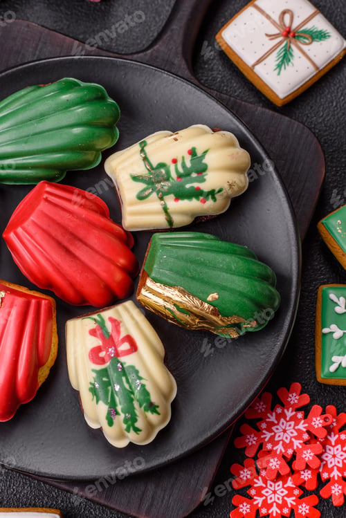 Preview: Sweet Madeleines desserts covered with chocolate in Christmas colors