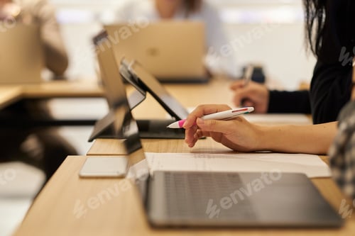 Preview: A woman holding a meeting at the share office