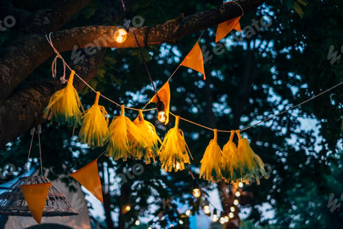 Preview: garlands of light bulbs on the tree