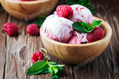 Preview: Delicious ice-cream witn mint and raspberry