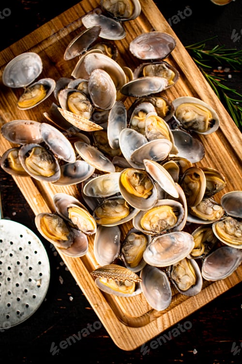 Preview: Vongole on a wooden cutting board.
