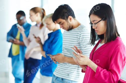 Preview: Students with gadgets